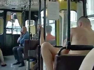 Ακραίο δημόσιο βρόμικο συνδετήρας σε ένα πόλη λεωφορείο με όλα ο passenger κοιτώντας ο ζευγάρι γαμώ
