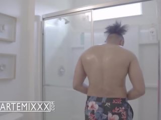 Yang artemixxx mendapat menangkap dalam mandi ft unicornriah &lpar;trailer&rpar;