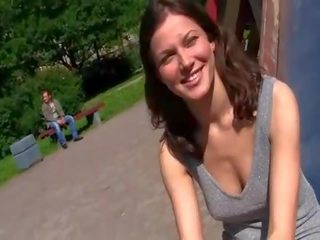 Jong bella tonen af haar twat in de park