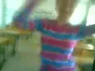 Танцуване и оголване в на класна стая