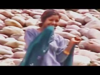 Indické ženy kúpanie na rieka nahé skrytý semeno vide