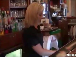 Blond barmaid gagne certains pour xxx agrafe en bar