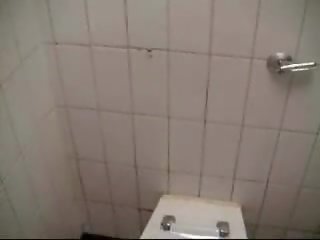 Público lavabo meando