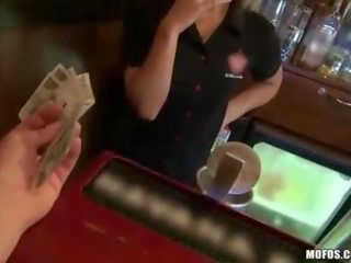 Пушене рус bartender пълнено за пари в брой