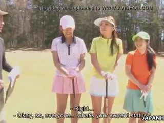 Aasialaiset golfia puhelu tyttö saa perseestä päällä the ninth reikä
