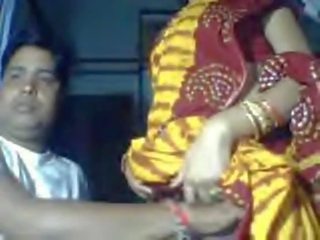 Delhi wali bedårande bhabi i saree exponerad av makens för pengar