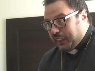 Puta locura pen tenåring blir en fjes fullt av sæd fra en priest - go2cams.com