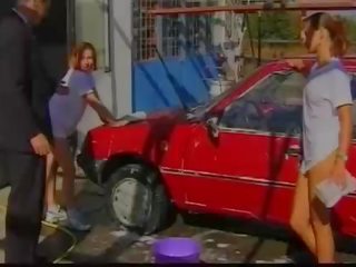 Brunette auto wassen babes sizzles openlucht