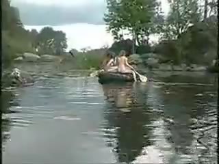 Kolme sensational tytöt alaston tytöt sisään the viidakko päällä vene varten jäsen metsästää