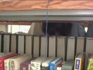 Muda pelajar putri meraba di perpustakaan