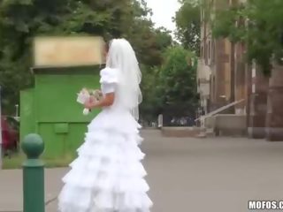 Betoverend bruid zuigt een groot hard johnson