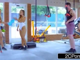 Didelis zylė viščiukai šūdas fitnesas instructor į a sporto klubas - abigail mac, nikolas aniston