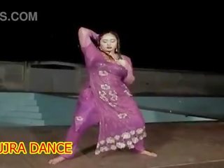 Baru mujra dalam hujan basah