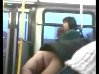 Човек мастурбира на публичен автобус частен видео