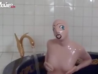 Tanja prende un bagno in suo lattice xxx video bambola costume