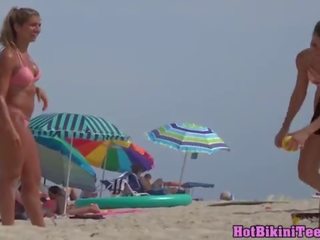 Sedusive годен блондинки тийн голям дупе шпионска камера воайор плаж