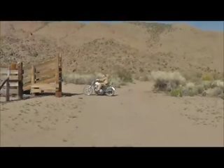 Usnje motoristi možača v nevada desert s rit zatič