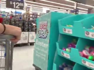 Um real aberração recording um exceptional gaja em walmart -