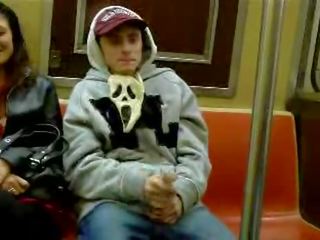 Louca gajo a masturbar fora em o metro
