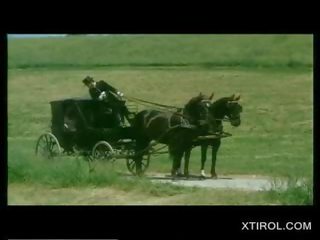 क्लॅसिक ब्लोंड युवा महिला पुसी पाला में एक carriage