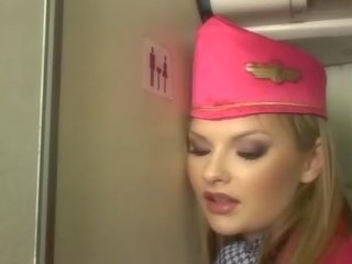 Nice pirang stewardess ngisep pénis onboard