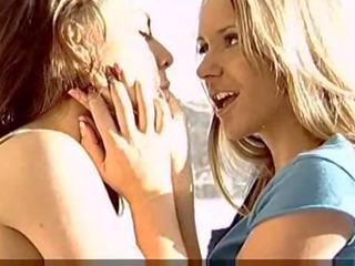 Dva luštne rjavolaska in blondinke lezbijke pripraviti ven na na tla video