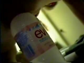 A pudele no purified ūdens brings viņai līdz orgasms izstāde