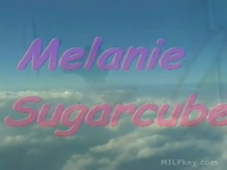 梅蘭妮 sugarcube - chesty 拉丁 媽媽 struts 她的 stuff