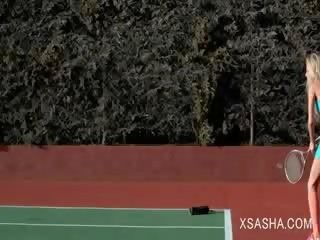 Räpane femme fatale libu sasha kiusasid tussu koos tennis racket