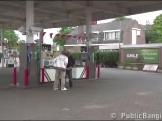 Very göwreli mademoiselle jemagat öňünde 3 adam at a gas station