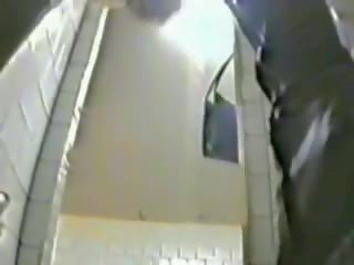 P0 вуайеріст прихований камера спостереження дівчинки сеча в російська університет туалет
