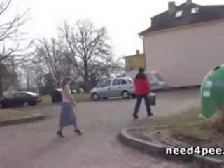 Roller young lady Squats To Piss On The Side Of The Road