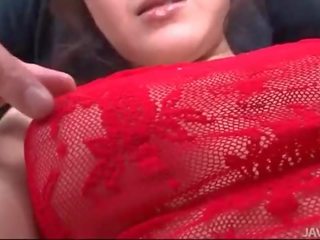 Rui natsukawa v červený dámské spodní prádlo použitý podle tři juveniles