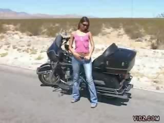 Temno las punca bejbe harley davidson bike