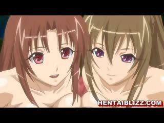 Tre manga ragazze mostra suo attraente corpo quando prendere bagno