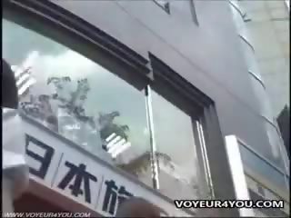 اليابانية شاب أنثى سكرتيرات سراويل في السر videoed