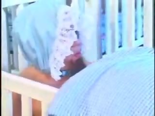 مثقوب في سن المراهقة يحصل على buttfucked بواسطة أقرن قزم في ال crib