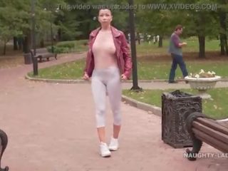 Tipis putih sempit legging dan belaka blouse… melakukan anda memeriksa di luar saya lekukan vagina di pakaian ;?