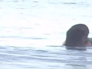 Högskolan par sätta på en vid för naken strand