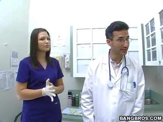 Malaking suso surgeon fulfills kanya sarili pangangailangan