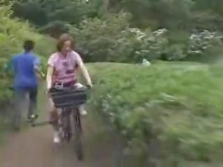 Japonez lassie masturbated în timp ce calarind o specially modified Adult video bike!
