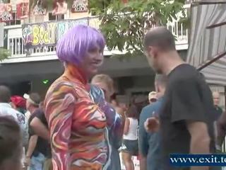 Frontal nudity in a jemagat öňünde crowd