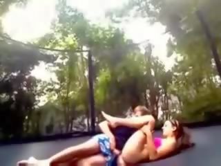 Trampolin sexamateur कपल फक्किंग पर trampolin