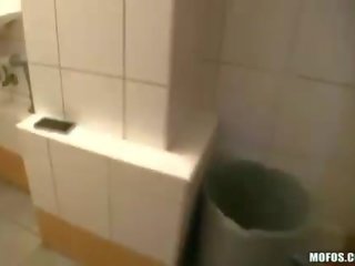 Salope blond amateur railed en une toilettes