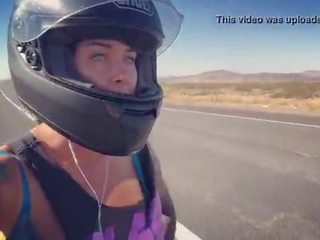 Felicity feline motorcycle stunner ujeżdżanie aprilia w stanik