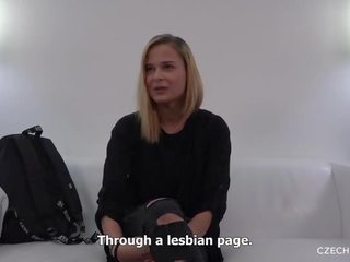 Lezbike i virgjër adoleshent gëzon treshe