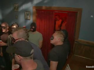 Captured knoflíček je brutálně použitý v a bar plný na randy maskovaný muži