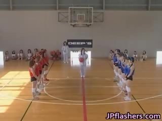 Asiatisch basketball players sind über