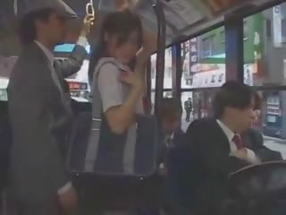 Ázijské násťročné miláčik nahmatané v autobus podľa skupina