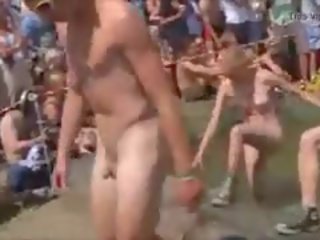 Denmark orang + wanita menjalankan telanjang = roskilde festival 2010